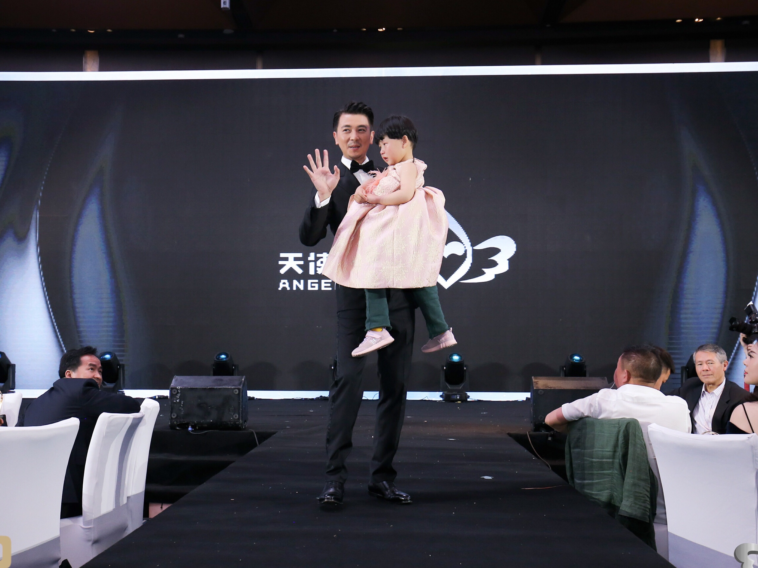 澳门六月演唱会璀璨星辉闪耀，明星云集共襄盛举—回顾那些曾参与过的传奇之夜澳门6月5日演唱会