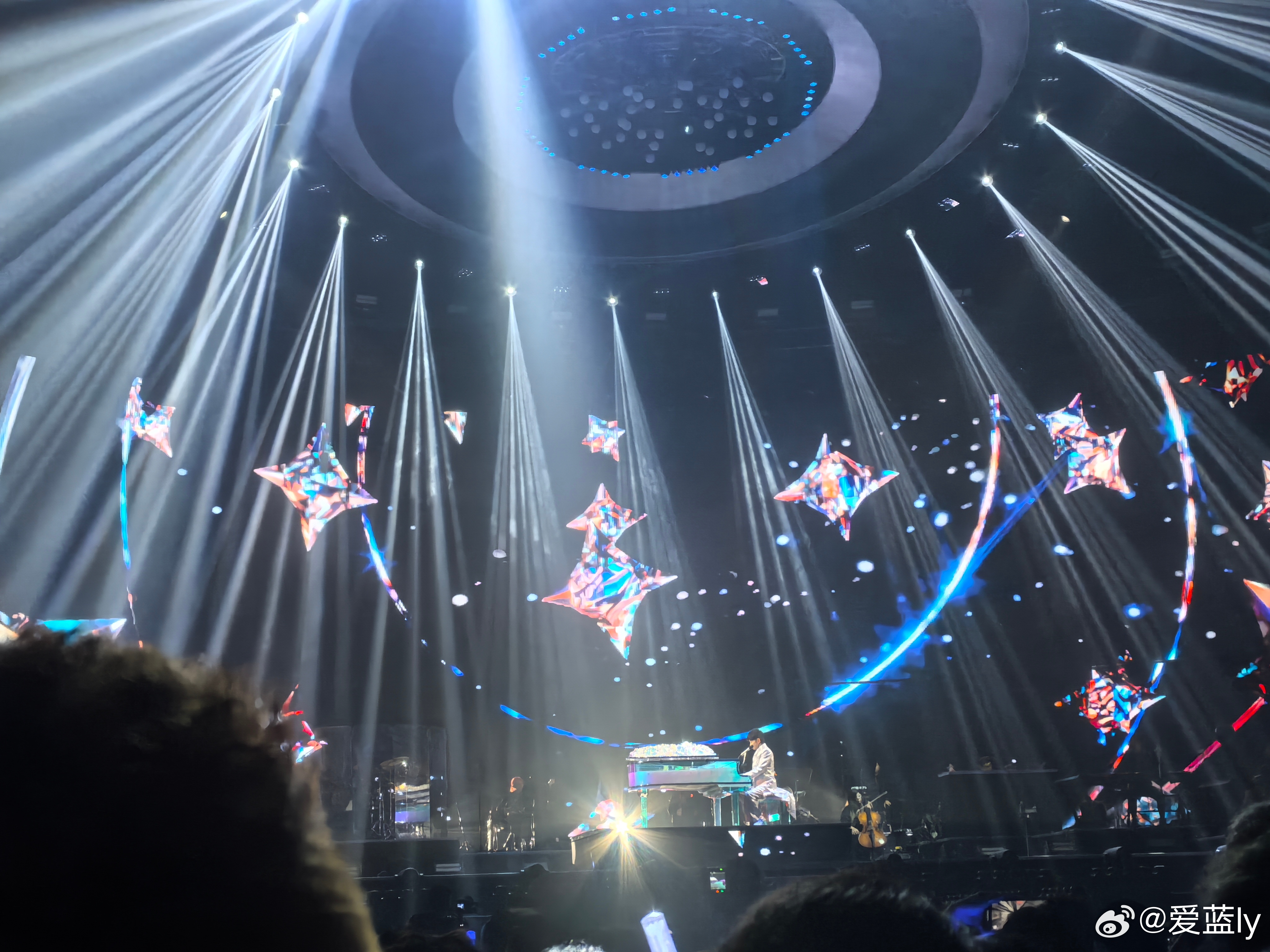 澳门6月份演唱会明星璀璨，这些巨星们闪耀的舞台表演吸引了无数观众的目光。让我们回顾一下那些曾经参加过澳门的六月演唱会的耀眼之星吧！最近在澳门开演唱会的